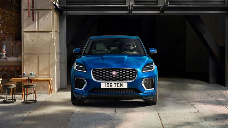 Jaguar E‑PACE R-DYNAMIC HSE в цвете Bluefire Blue.