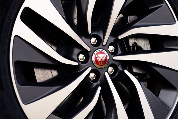 Сезонный шиномонтаж начинается в Автобиографии Центр!